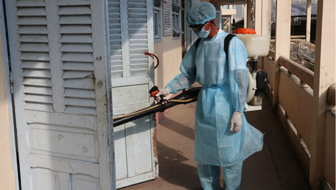 Cơ quan chức năng tiến h&agrave;nh ti&ecirc;u độc khử tr&ugrave;ng trong phạm vi trường c&oacute; học sinh bị bệnh.