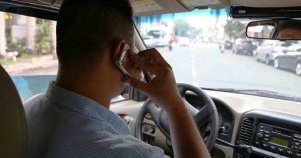Bộ Công an đề xuất luật hoá cấm dùng điện thoại khi lái ô tô