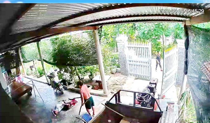Chém hàng xóm ngay trước camera gia đình