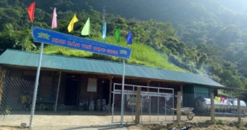 Thầy và trò trường Tiểu học Mường Lống 2 phấn khởi trong ngày khánh thành nhà bán trú