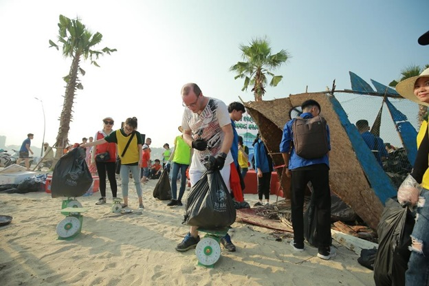 Hơn 300 t&igrave;nh nguyện vi&ecirc;n tham gia nhặt r&aacute;c tr&ecirc;n biển B&atilde;i Ch&aacute;y