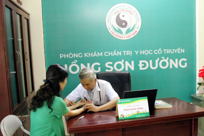 Ông Phạm Ngọc Hồng, Chủ tịch Hội Đông y quận Tây Hồ đang khám cho người bệnh
