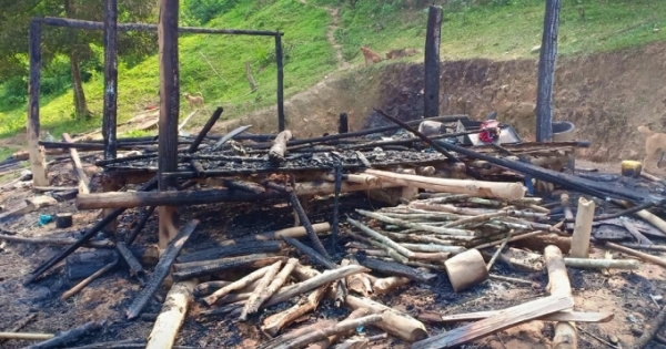 Người mẹ bất chấp ngọn lửa hung bạo ôm 3 con nhỏ thoát khỏi căn nhà đang rực cháy