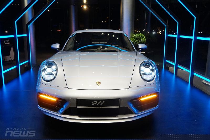 911 Carrera S thế hệ mới sở hữu nhiều nâng cấp nhưng vẫn giữ nguyên những đường nét truyền thống.