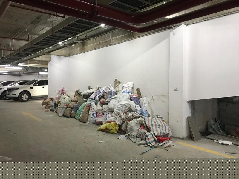 Một số hạng mục của tòa nhà vẫn còn ngổn ngang.