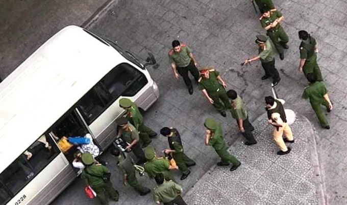 Cảnh sát đưa một số người về trụ sở làm việc. Ảnh: Báo Tổ quốc