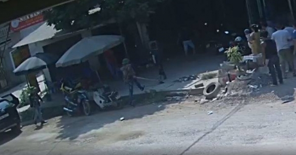 Bắc Giang: Đang ngồi uống nước, nam thanh niên bị 4 đối tượng dùng hung khí chém trọng thương