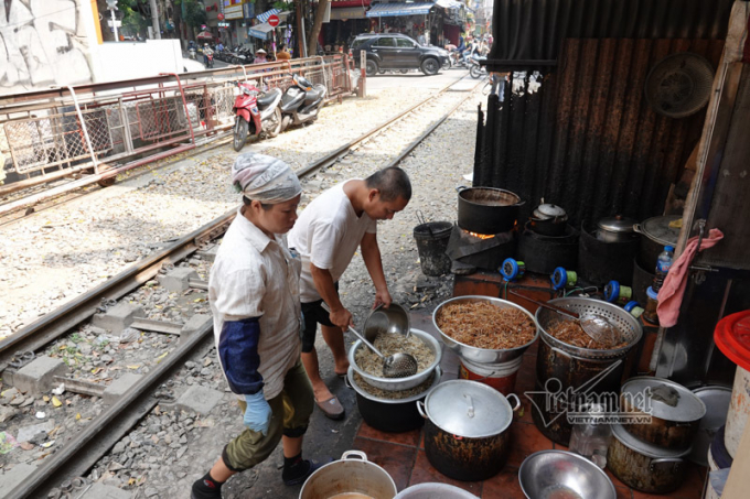 Bao nhiêu năm qua, người dân sống hai bên đường sắt vẫn vi phạm hành lang an toàn chạy tàu