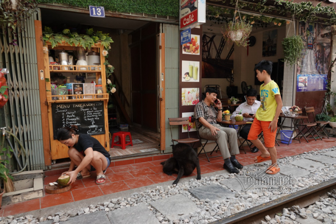 Các nhà dân sát đường tàu thành nhà hàng, quán cà phê.