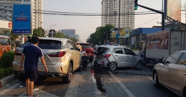 Tài xế xe Lexus gây tai nạn liên hoàn tại ngã tư, nhiều người hoảng loạn