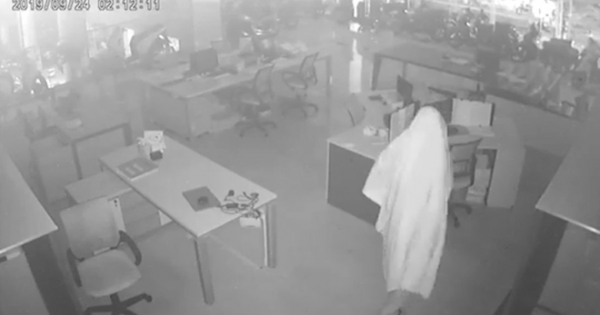 Clip “Bóng ma” đột nhập cửa hàng xe máy “cuỗm” đi hàng trăm triệu đồng