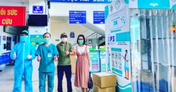 Trao máy khử khuẩn tự động cho bệnh viện dã chiến Hòa Vang phòng dịch Covid-19