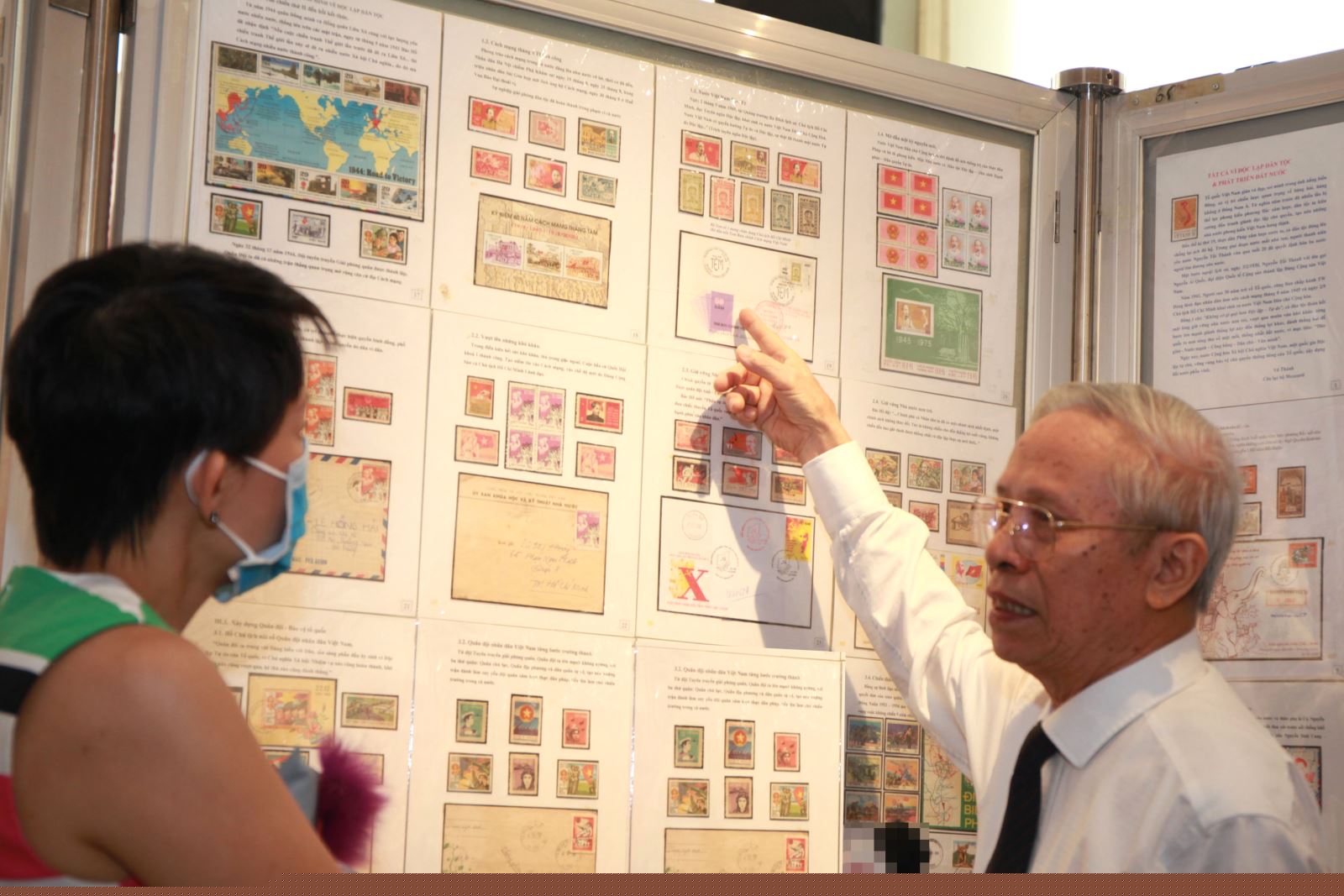 &Ocirc;ng Vũ Văn Tỵ giới thiệu bộ tem đầu ti&ecirc;n của nước Việt Nam D&acirc;n chủ Cộng h&ograve;a in h&igrave;nh Chủ tịch Hồ Ch&iacute; Minh tại triển l&atilde;m chuy&ecirc;n đề