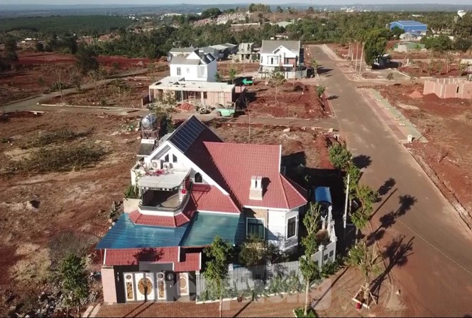 Chủ tịch UBND tỉnh Đắk Lắk Phạm Ngọc Nghị chỉ đạo các cấp rà soát những lô đất của Cty Nam Sơn. Trong ảnh, một căn biệt thự hoành tráng mọc trên đất nông nghiệp