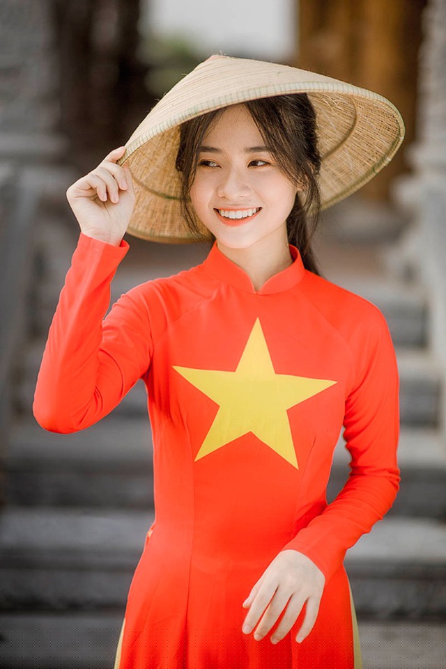 B&ecirc;n cạnh đ&oacute;, khả năng sử dụng ngoại ngữ cũng l&agrave; một điều v&ocirc; c&ugrave;ng quan trọng, cần thiết trong thời đại hội nhập như hiện nay. Bởi thế, Linh Anh lu&ocirc;n c&oacute; &yacute; thức trau dồi kiến thức ngoại ngữ.