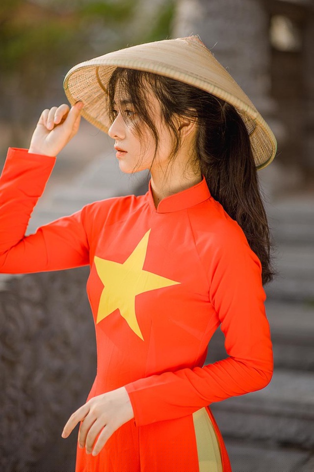 Nhiếp ảnh gia Trung Đức, người thực hiện bộ ảnh n&agrave;y chia sẻ: &ldquo;Những h&igrave;nh ảnh được ghi lại tại th&agrave;nh Xương Giang, Bắc Giang. &Aacute;o d&agrave;i l&agrave; trang phục truyền thống, t&ocirc;n l&ecirc;n n&eacute;t đẹp thanh cao của người phụ nữ.