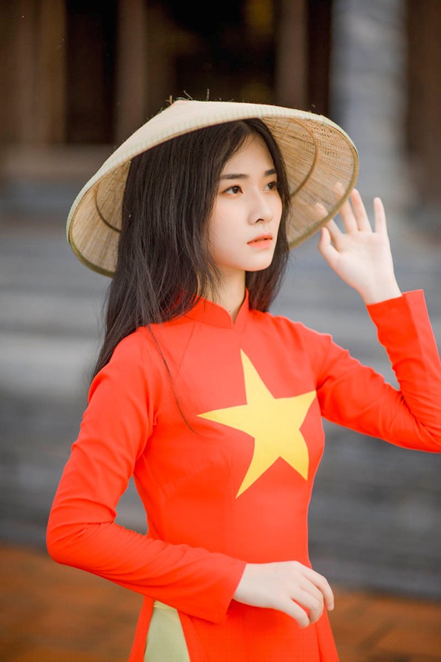 Hơn thế nữa, &aacute;o d&agrave;i cờ đỏ sao v&agrave;ng tượng trưng cho cờ Tổ quốc, như một lời nhắc nhở thế hệ trẻ rằng h&atilde;y sống biết ơn, dựng x&acirc;y đất nước ng&agrave;y c&agrave;ng tươi đẹp hơn&rdquo;.