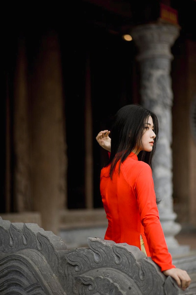 Linh Anh sở hữu gương mặt đẹp trong veo với sống mũi cao c&ugrave;ng l&agrave;n da trắng hồng. C&ocirc; g&aacute;i n&agrave;y mong muốn c&oacute; qu&atilde;ng đời học sinh &yacute; nghĩa v&agrave; b&igrave;nh dị như bạn b&egrave; đồng trang lứa.