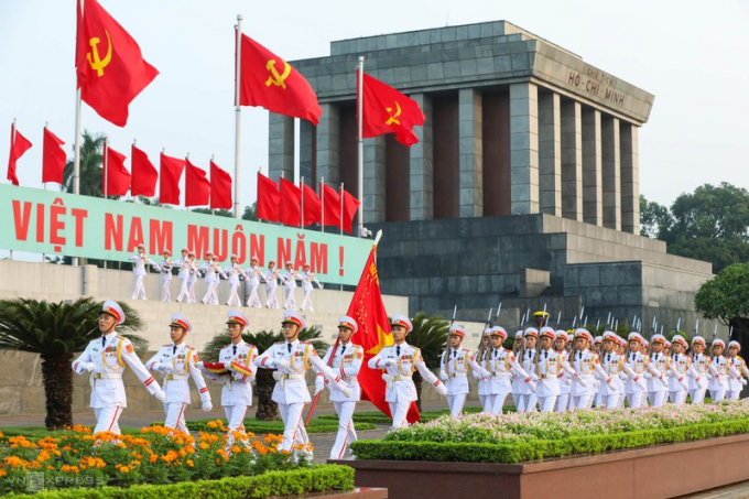 Từ ngày 19/5/2001, nghi lễ chào cờ hàng ngày ở quảng trường Ba Đình do đội tiêu binh tiến hành được bắt đầu vào lúc 6h (mùa nóng từ 1/4 đến 31/10) và 6h30 (mùa lạnh từ 1/11 đến 31/3 năm sau), lễ hạ cờ diễn ra lúc 21h.