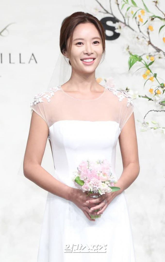 Hwang Jung Eum gây bất ngờ khi thông báo ly hôn chồng sau 4 năm.
