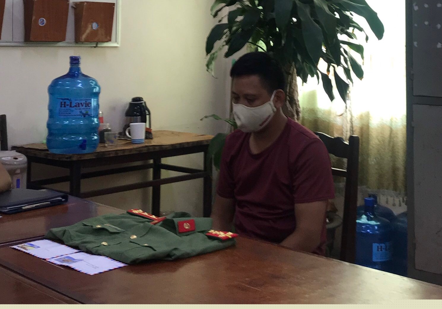 Đối tượng tại cơ quan công an.