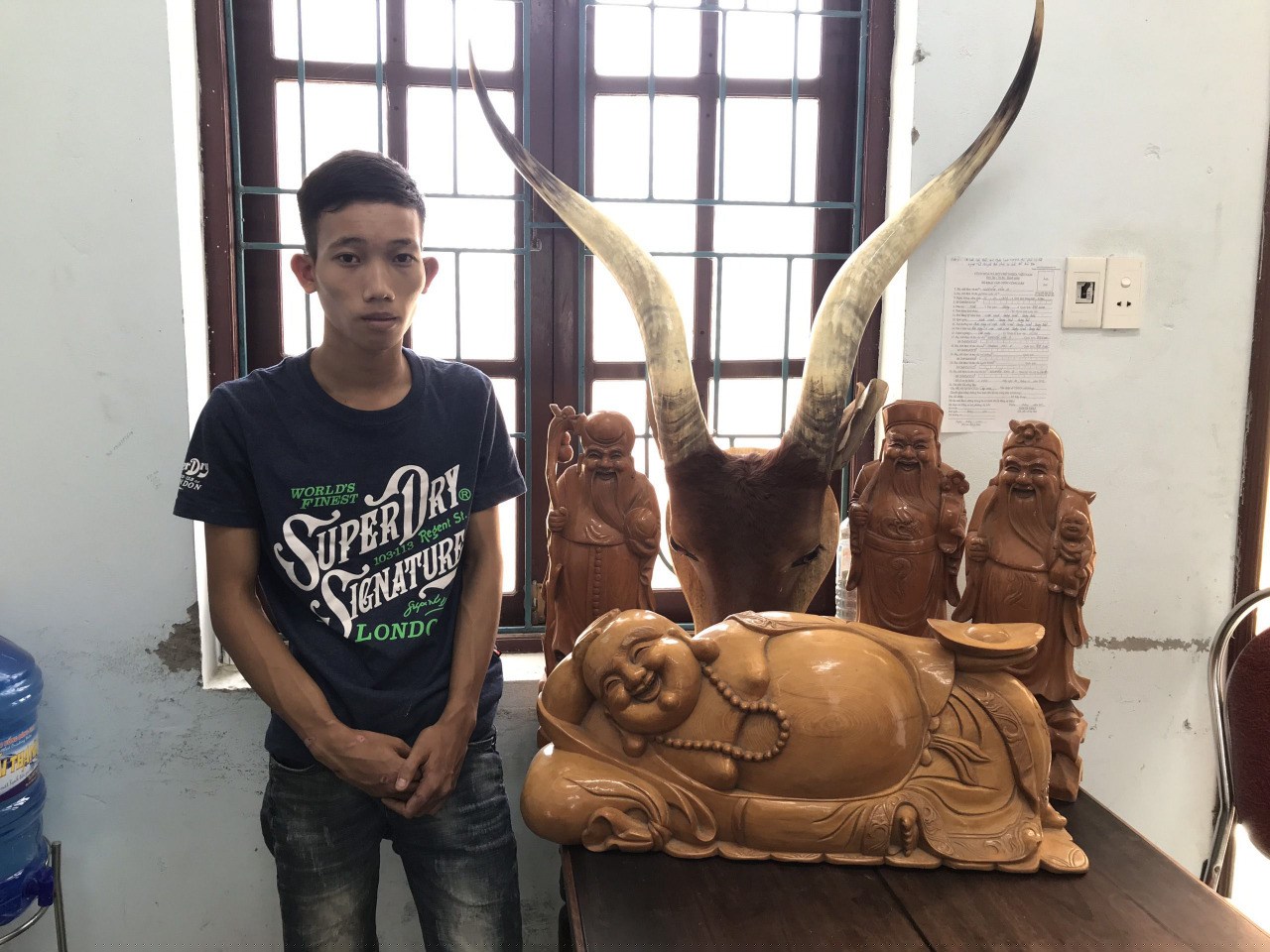 Đối tượng Nguyễn Ngọc Hoan cùng tang vật thu giữ được tại cơ quan Công an