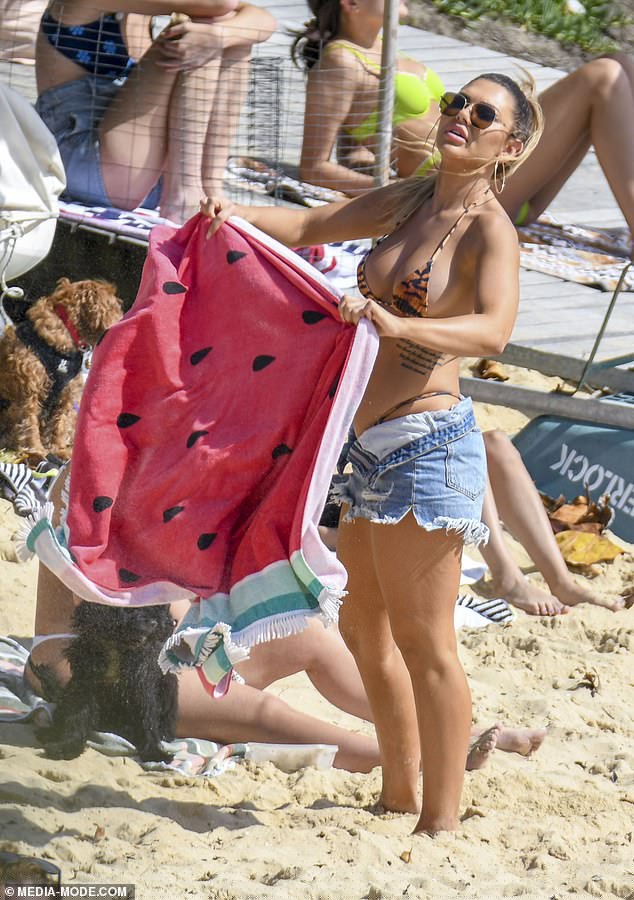 Sao truyền hình Úc Kiki Morris siêu nóng bỏng với áo tắm tam giác - ảnh 5