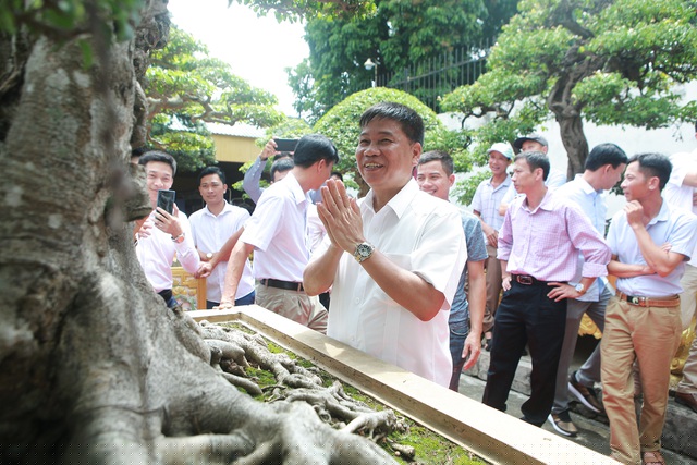 Anh Toàn không giấu được niềm vui sướng khi một tác phẩm quý đã có nằm ở vườn trong khuôn viên nhà