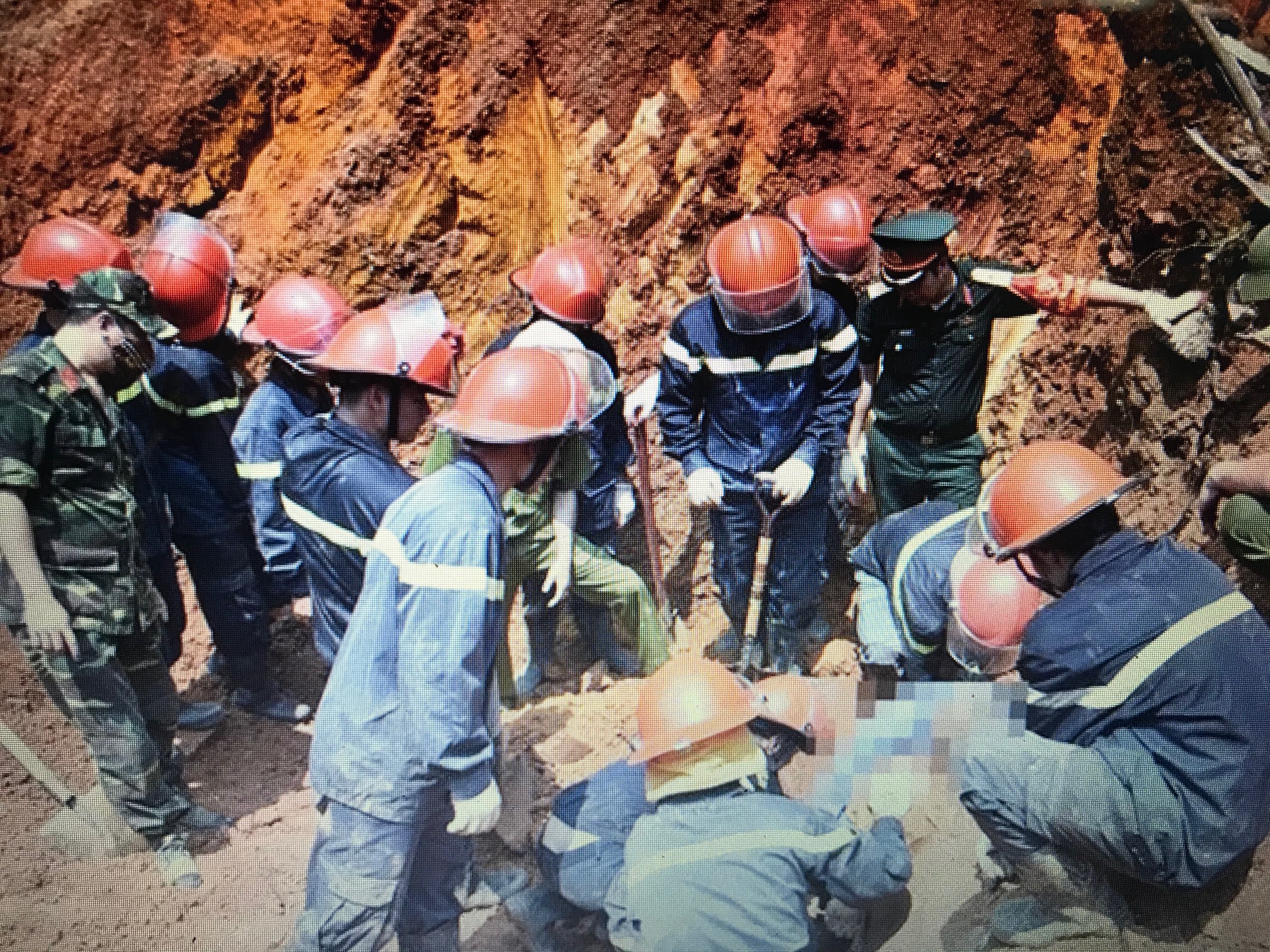 Lực lượng cứu hộ đưa người bị nạn đi cấp cứu.