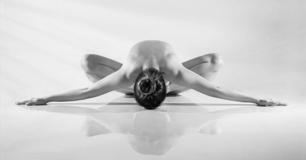 Thái Phiên và bộ ảnh nude art yoga độc đáo