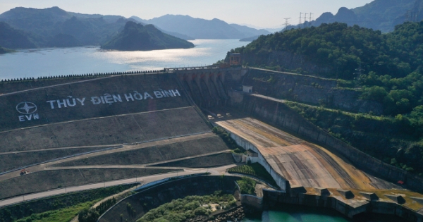 Tích cực tìm kiếm nạn nhân mất tích tại khu vực hạ lưu đập thủy điện Hòa Bình