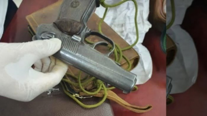 Khẩu súng quân dụng đạn đã lên nòng của đối tượng.