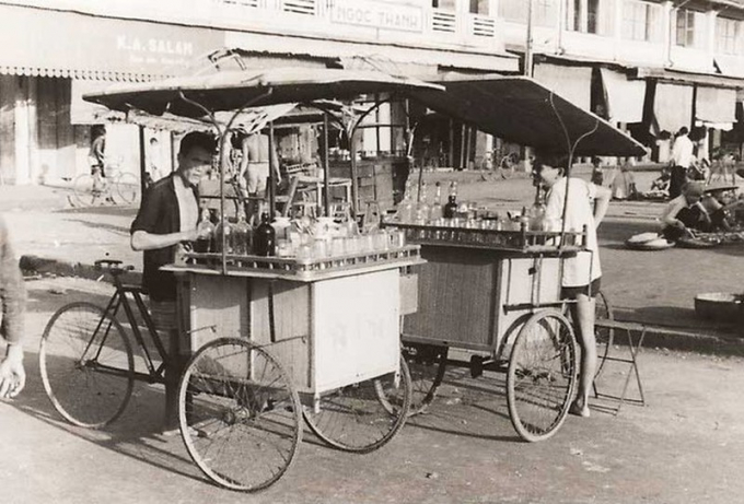 Những xe b&aacute;n nước dạo tr&ecirc;n đường phố S&agrave;i G&ograve;n những năm 40
