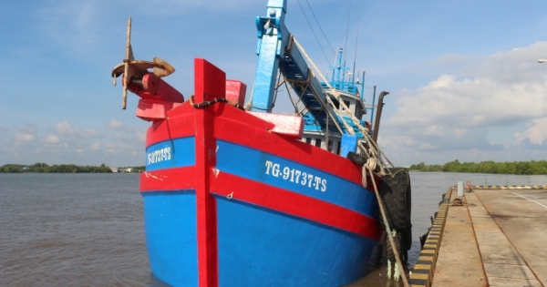 Bộ Tư lệnh Vùng Cảnh sát biển 4 tạm giữ tàu chở 70.000 lít dầu D.O không rõ nguồn gốc