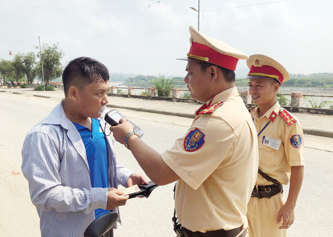 Đội CSGT, Công an huyện Đoan Hùng tiến hành kiểm tra xử lý vi phạm nồng độ cồn các lái xe điều khiển phương tiện tham gia giao thông. Ảnh: Báo Phú Thọ
