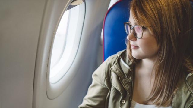 Ngồi đúng số ghế ghi trên vé và chấp hành những yêu cầu của tiếp viên