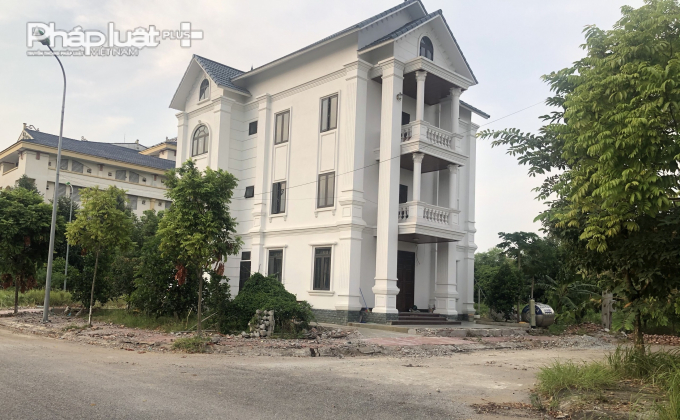 Phần tường rào đã tháo dỡ, nhưng công trình biệt thự vẫn còn nguyên vẹn.