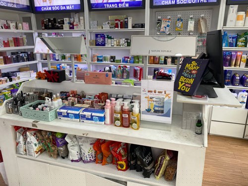 Một cửa hàng chuyên bán hàng xách tay ở TP HCM. (Ảnh: NGUYỄN HẢI)