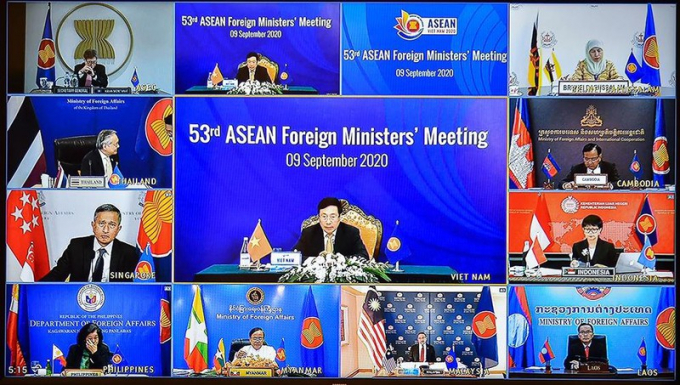 Ph&oacute; Thủ tướng, Bộ trưởng Ngoại giao Phạm B&igrave;nh Minh ph&aacute;t biểu tại hội nghị.