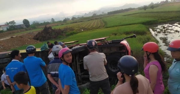 Đắk Nông: Xe khách giường nằm lật xuống ruộng, hành khách một phen hết hồn.