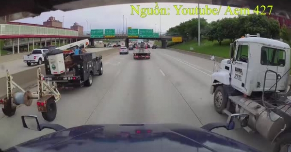 [Clip]: Không làm chủ tốc độ, xe container "sứt đầu, mẻ trán"