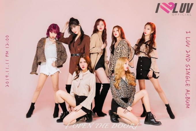 Nhóm ILUV, Shin Minah đứng giữa, đi boot cao cổ đen.