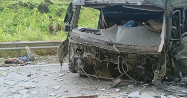 Lai Châu: Tông vào taluy bên đường, 2 người trên xe đầu kéo tử vong