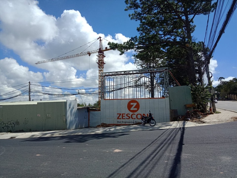 Dự &aacute;n kh&aacute;ch sạn 5 sao Merperle Dalat Hotel tại khu đất hơn 11.000 m2 (số 1, H&ugrave;ng Vương, Đ&agrave; Lạt, L&acirc;m Đồng) cửa đ&oacute;ng, then c&agrave;i. Ảnh: Nhiệt Băng