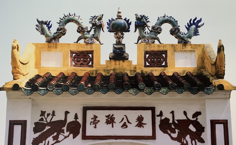 Trái châu này được lắp trên nóc nhà văn bia giữa đôi rồng trong đồ án