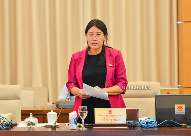 Chủ nhiệm UB Tư pháp Lê Thị Nga báo cáo kết quả thẩm tra sơ bộ báo cáo công tác phòng chống tham nhũng năm 2020 của Chính phủ.