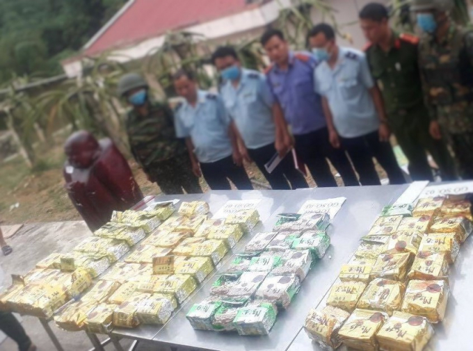 Hàng trăm kg ma túy bị thu giữ phía trong những pho tượng gỗ.