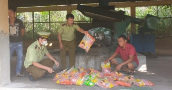 Lạng Sơn: Thu giữ và tiêu hủy 5.000 cây xúc xích lợn mốc