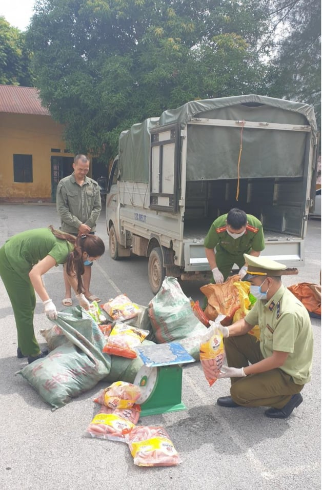 Lực lượng chức năng phát hiện, kiểm tra, thu giữ số hàng hóa không nguồn gốc. Ảnh Tổng cục QLTT