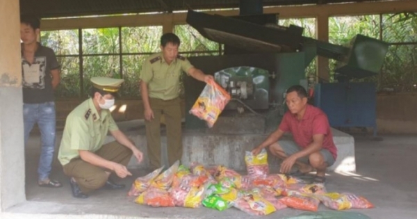 Lạng Sơn: Thu giữ và tiêu hủy 5.000 cây xúc xích lợn mốc